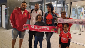 Adeptos do Benfica aguardam chegada da equipa ao aeroporto de Roterdão