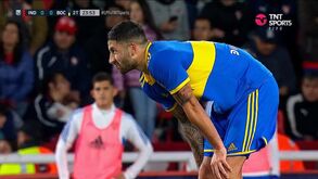 O momento em que Alan Varela saiu lesionado no jogo do Boca Juniors