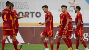 Roma de José Mourinho goleia Estrela da Amadora com Dybala em destaque
