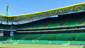 Mais portas e com degraus e corrimões de novas cores: Alvalade renovado para a festa