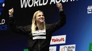 Lituana Ruta Meilutyte defende título nos 50 bruços com novo recorde mundial