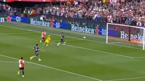 A mostrar serviço... ao Benfica: Giménez fez o 2-0 para o Feyenoord com toque de classe
