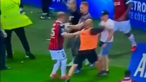 Adjunto de Sampaoli que agrediu jogador do Flamengo já tinha esmurrado adepto em França