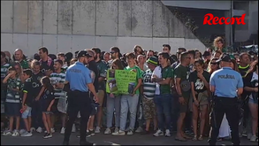 Centenas de adeptos do Sporting já esperam a equipa em Alvalade