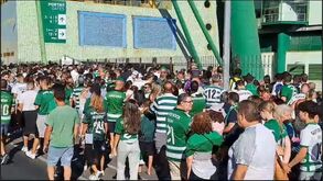 Euforia na chegada do autocarro e multidão à espera para entrar em Alvalade