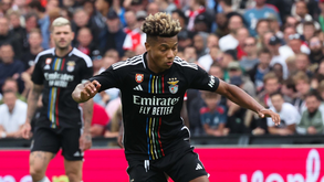 Neres apupado por ex-rivais no regresso à Holanda
