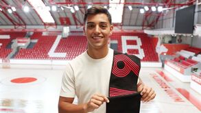 Benfica anuncia regresso de avançado