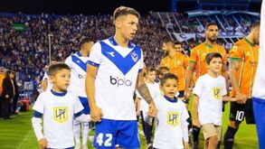 Jovem argentino pressiona Vélez para aceitar proposta do Benfica e faz 
