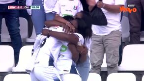 Estreou-se a marcar, saltou para a bancada para abraçar a mãe e... acabou expulso