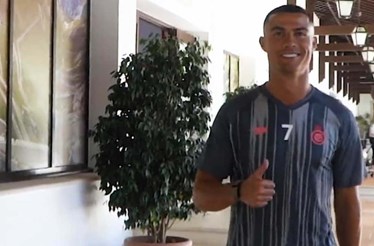 Cristiano Ronaldo oferece relógio de 115 mil euros a lutador camaronês:  «Obrigado, irmão!» - Vídeos - Jornal Record