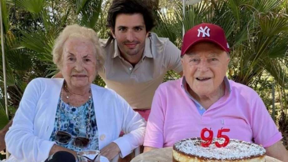 Carlos Sainz no aniversário do avô, há dois anos
