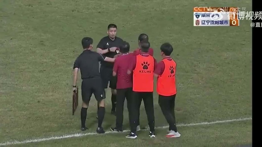 Aconteceu na China: treinador dá murro a árbitro após ser expulso