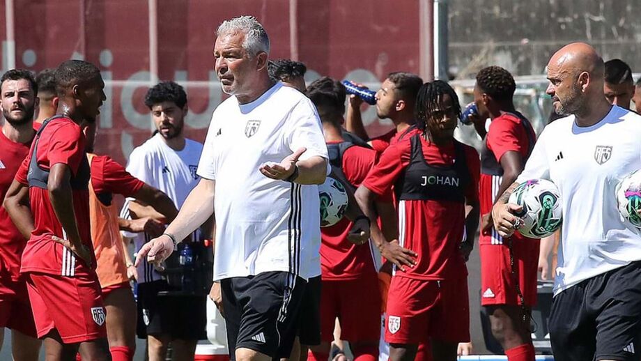 Jorge Costa deu o primeiro treino no relvado