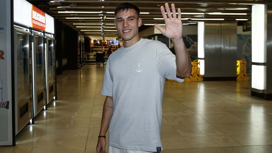 Record apanhou uruguaio a caminho de Paris onde vai reforçar o PSG