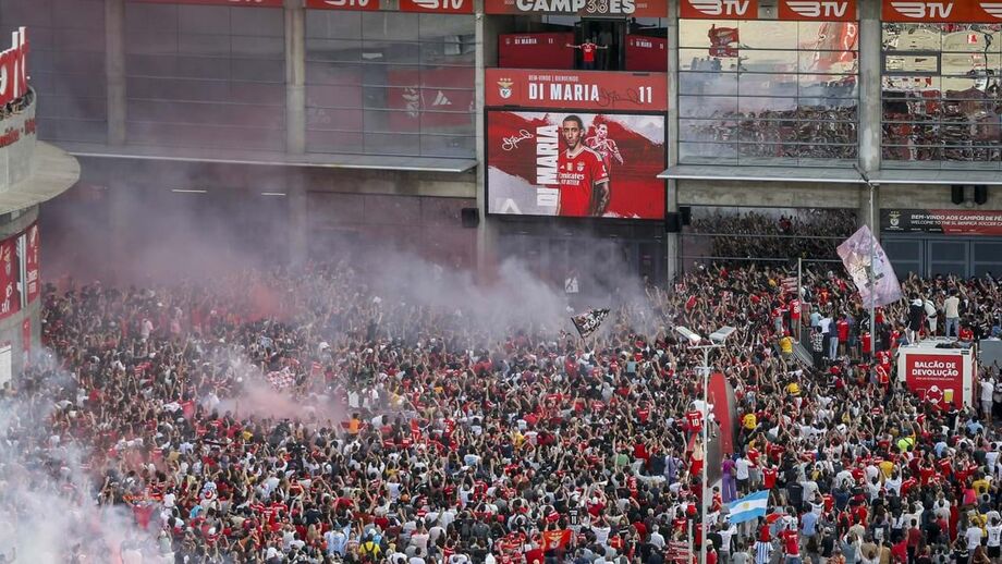 Extremo argentino foi apresentado na presença de várias dezenas de adeptos benfiquistas