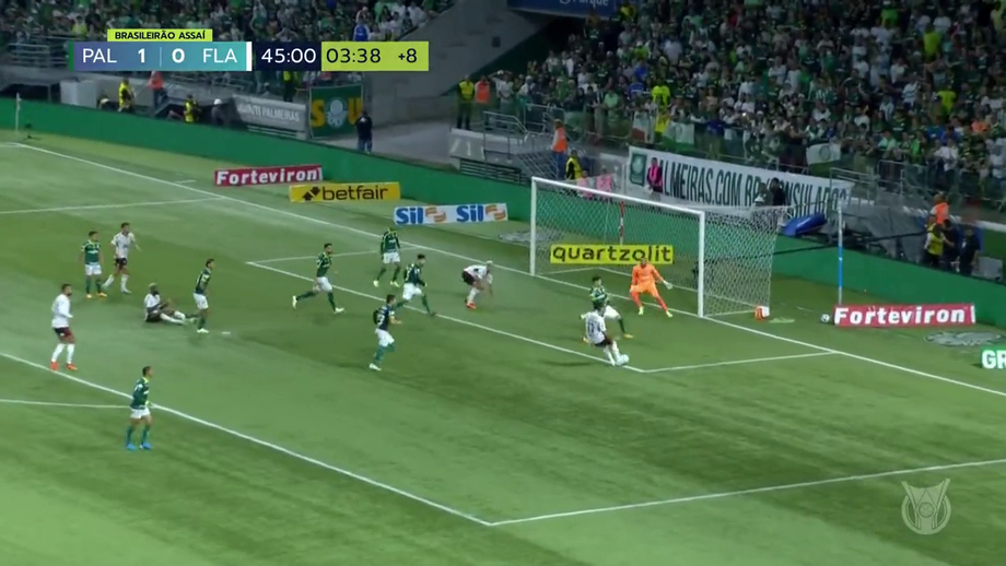 A poucos metros da baliza, o ex-jogador do Benfica atirou bem por cima