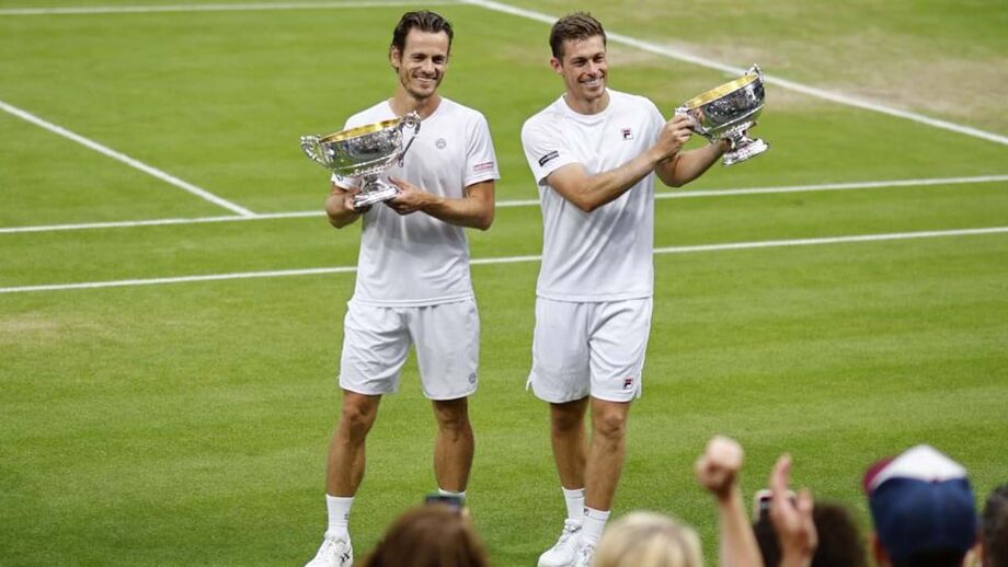 Wesley Koolhof (à esquerda) e Neil Skupski (à direita) mostram os troféus conquistados
