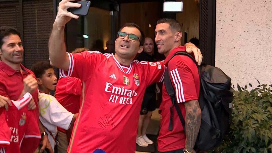 Di María com um adepto à chegada ao hotel, na Suíça