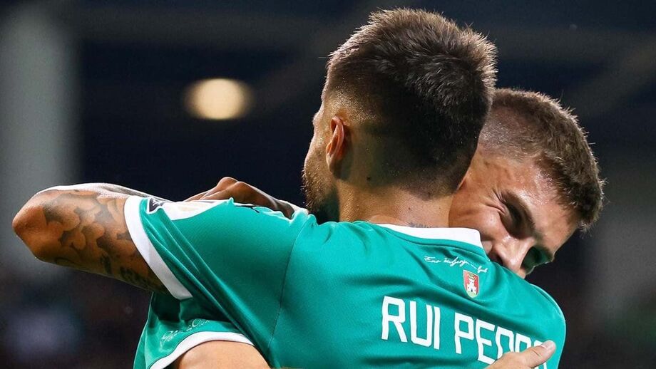 Rui Pedro celebra golo com um companheiro de equipa