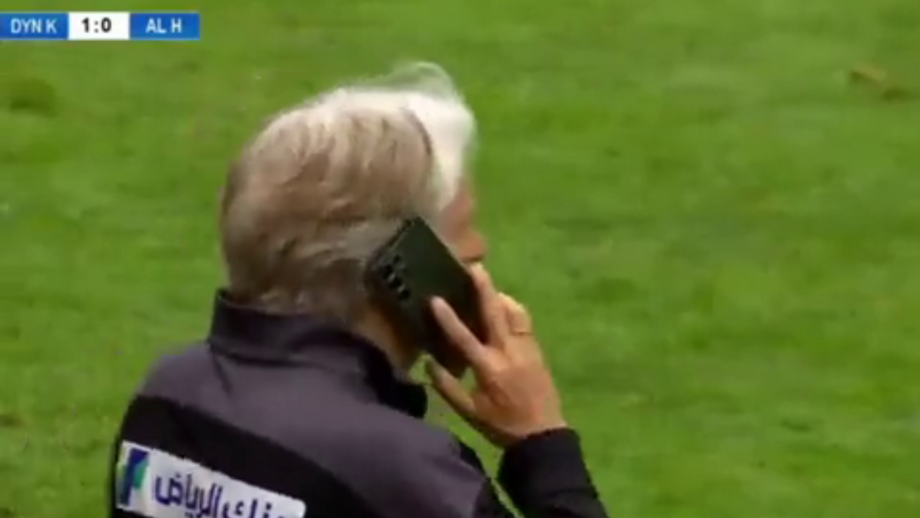 O momento insólito foi captado pela transmissão televisiva do encontro com o Dínamo Kiev