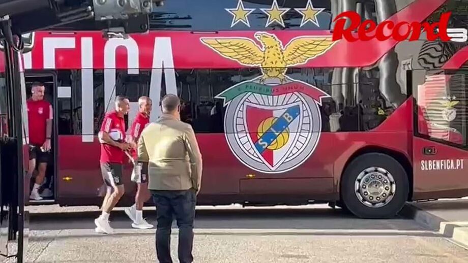 Alguns adeptos viram chegada da comitiva encarnada desde a bancada