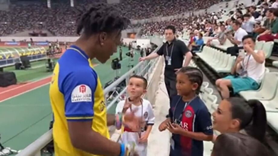 Youtuber encontrou socialite no jogo PSG e Al Nassr e questionou-a sobre quem ela preferia: Messi ou CR7...