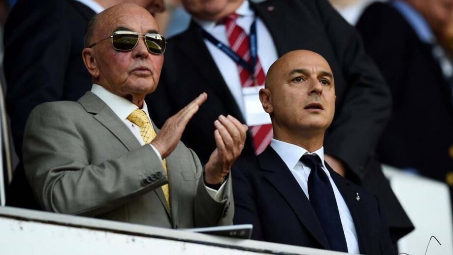 Joe Lewis, à esquerda, com o presidente do Tottenham, Daniel Levy