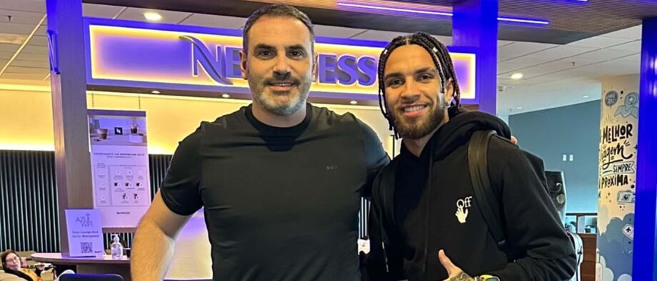 Jajá (à direita) com o empresário antes da partida para Portugal