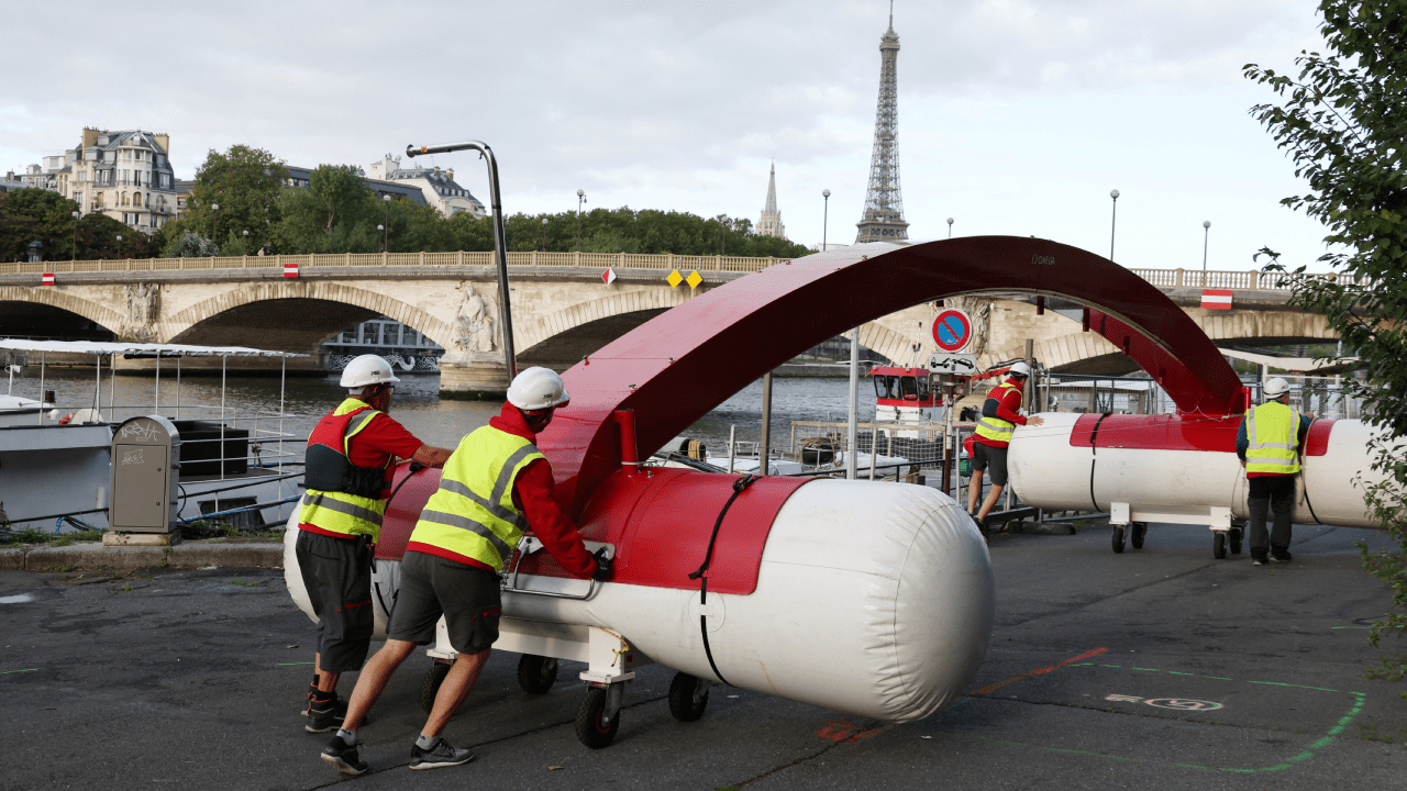 Qualidade da água do rio Sena, em Paris, obriga a cancelar prova