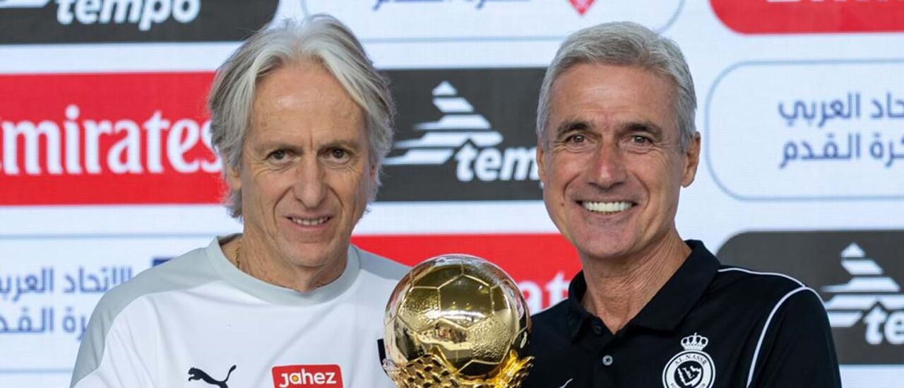 Jorge Jesus e Luís Castro posam com a taça
