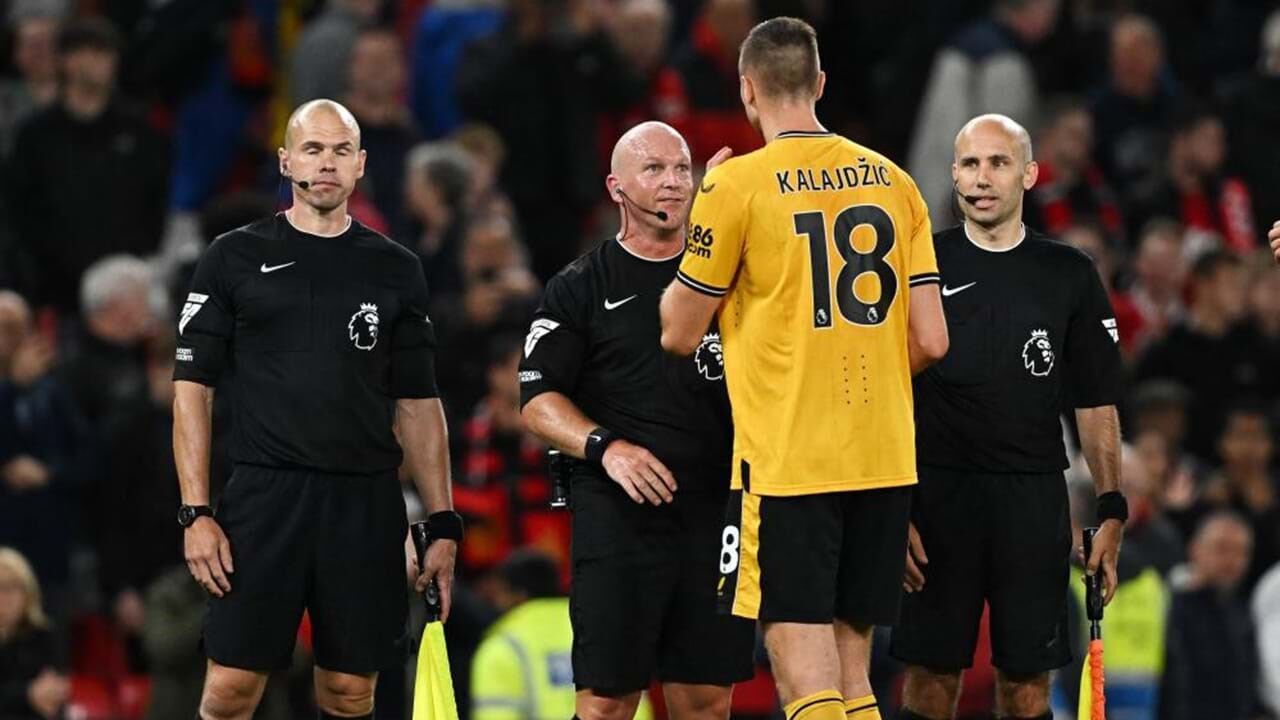 Simon Hooper (ao centro) vai falhar um jogo