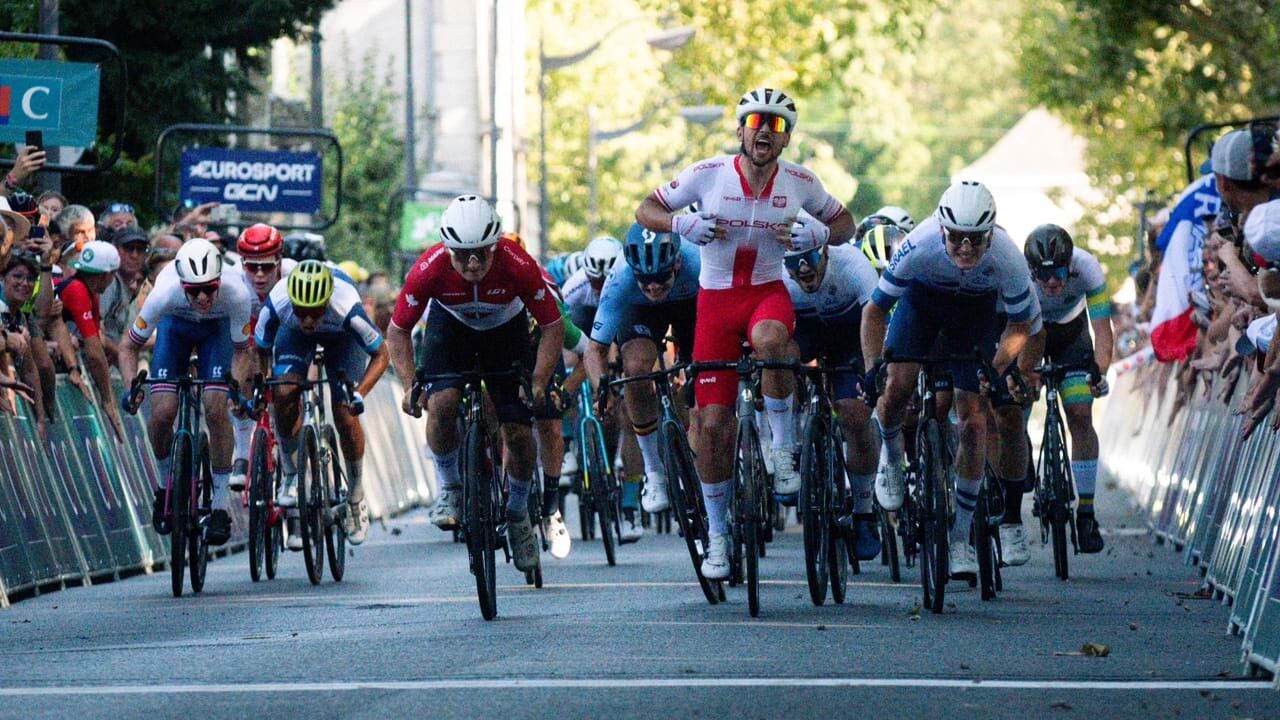 Polaco Radoslaw Fratczak levantou os braços demasiado cedo e foi o canadiano (ao lado) quem venceu no sprint final