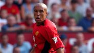 Mikaël Silvestre era o outro homem do centro da defesa. Atuou os 90 minutos