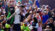 Isner emocionou-se na hora do adeus