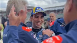 Sorrisos e abraços que dizem tudo: equipa de Miguel Oliveira radiante com resultado em Silverstone