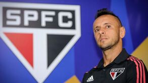 Rafinha rejeita crise no Flamengo: «Ninguém quer jogar contra eles no Maracanã»