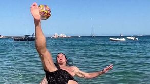 Uma bicicleta a lembrar os velhos tempos: Ibrahimovic mostra que quem sabe não esquece