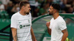 Coates com dores no joelho direito