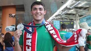 As imagens da chegada de Diogo Ribeiro a Lisboa após conquistar histórica medalha de prata nos Mundiais de natação