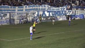 Marcou um golaço do meio campo, mas... o que andava a fazer o guarda-redes?