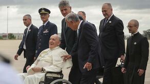 Papa distribuiu sorrisos, bênçãos e até fez piadas a jornalistas no voo