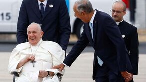 De sorriso na cara e até gargalhadas com Marcelo: as imagens da chegada do Papa Francisco