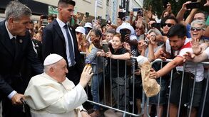 JMJ: Papa quebra protocolo e aproxima-se de peregrinos na rua