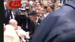 Papa quebrou protocolo e abençoou bebé Maria