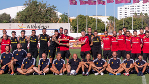 Mourinho deixa espaço vazio em foto com plantel e italianos falam em provocação à direção da Roma