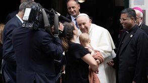JMJ: Papa volta a saudar pessoas e a benzer bebé na rua