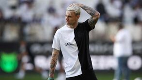 Adeptos do Corinthians tentam 'segurar' Róger Guedes e transferem-lhe... mais de 7 mil euros