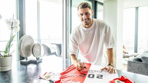 À atenção do Benfica: Santiago Giménez renova com o Feyenoord até 2027