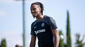 À atenção... do Everton: Chermiti já não participou no treino do Sporting