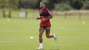 Otamendi corre contra o tempo